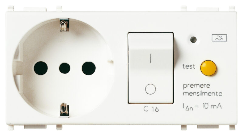 2P+E 16A P30 outlet +C16 RCBO white