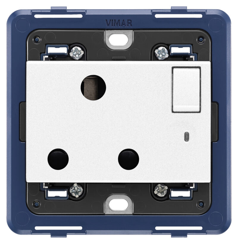 Switched 2P+E 15A English outlet white